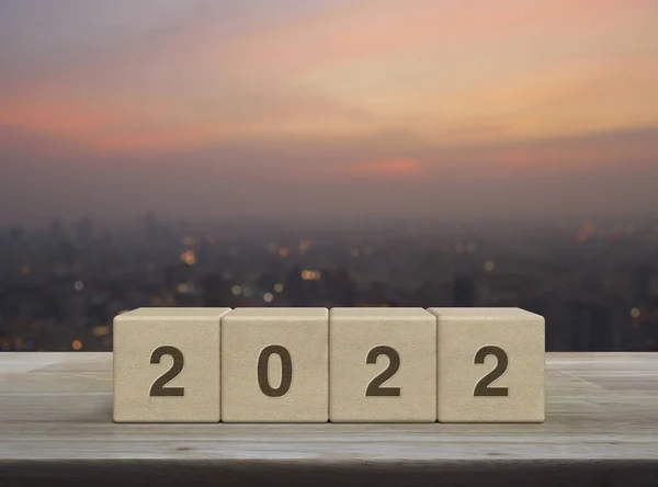 2022 Letter Block Cubes Wooden Table Blur Cityscape Warm Light — Stock Photo, Image