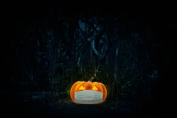 Halloween Jack Lámpás Tök Visel Orvosi Arc Maszk Felett Kísérteties — Stock Fotó