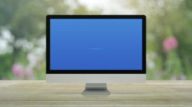 Masaüstü üzerindeki düz simge. Modern bilgisayar ekranı. Ahşap masa üzerinde. Pembe çiçek ve ağaçlar parkta.