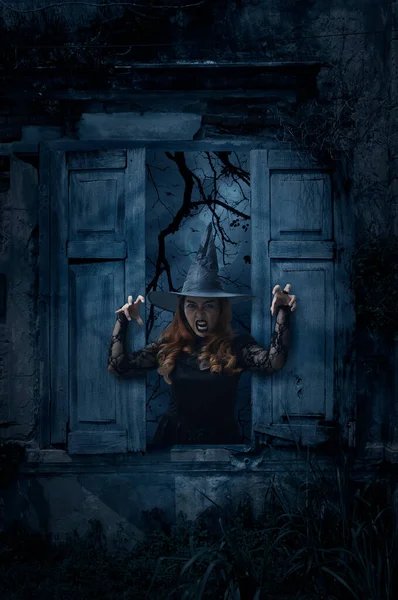 Děsivá Halloween Čarodějnice Stojící Starém Poškozeném Dřevěném Okně Zdí Nad — Stock fotografie