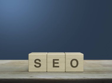 Açık mavi gradyan arkaplan üzerinde blok küpleri üzerinde SEO harfi, Teknoloji arama motoru optimizasyon konsepti