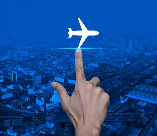 Tangan Menekan Ikon Pesawat Datar Atas Menara Kota Modern Jalan — Stok Foto