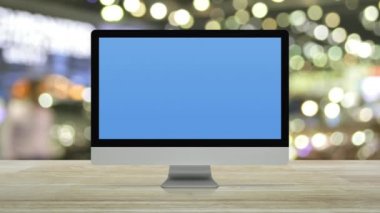 Masaüstü modern bilgisayar monitörü ekranındaki mikrofon yassı simge bulanık ışık ve alışveriş merkezinin gölgesi, iş iletişimi çevrimiçi konsepti üzerine ahşap masa üzerinde