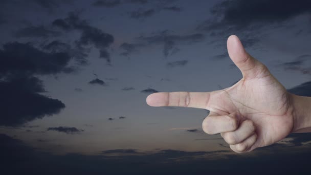在夕阳的天空上 手指上的按钮是扁平的 开启了商业概念 — 图库视频影像