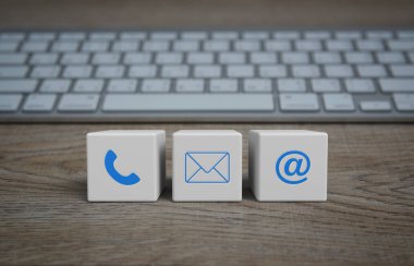 Telefon, e-posta, e-posta adresi simgesi beyaz blok küpleri üzerinde ahşap masa üzerinde bilgisayar klavyesi, iş müşteri hizmetleri ve çevrimiçi konsept desteği