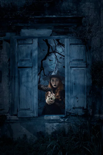 Halloween Čarodějnice Držící Lebku Stojící Starém Poškozeném Dřevěném Okně Zdí — Stock fotografie