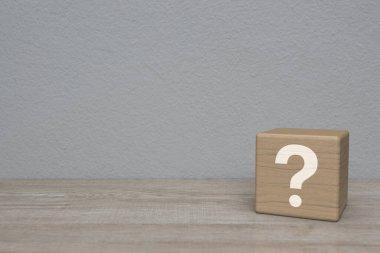 Soru işareti düz simgesi blok küp tahta masa üzerinde beyaz duvar arkaplan, iş müşteri hizmetleri ve destek kavramı