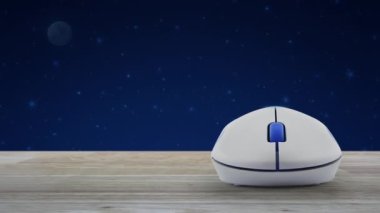 Soru işareti işareti düz simgesi kablosuz bilgisayar fare ile üzerinde fantezi gece gökyüzü ve ay, iş müşteri hizmetleri ve destek online kavramı üzerinde ahşap masa