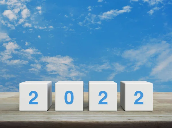 2022 Letter White Block Cubes Wooden Table Blue Sky White — Stock Photo, Image