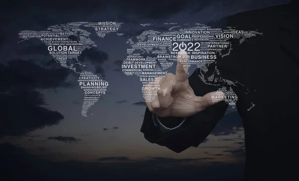 2022年を押しているビジネスマンは 日没の空に世界のビジネスワード世界地図で平らなアイコンを起動し ハッピーニューイヤー2022年世界的なビジネスのスタートアップコンセプト Nasaが提供するこの画像の要素 — ストック写真