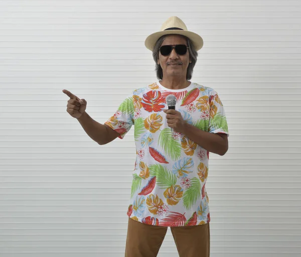 Szczęśliwy Starszy Podróżnik Azjatycki Mężczyzna Noszenia Koszuli Letniej Słomkowy Kapelusz — Zdjęcie stockowe