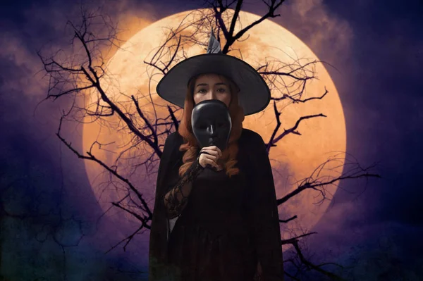 Strega Halloween Con Maschera Nera Piedi Sopra Albero Morto Luna — Foto Stock