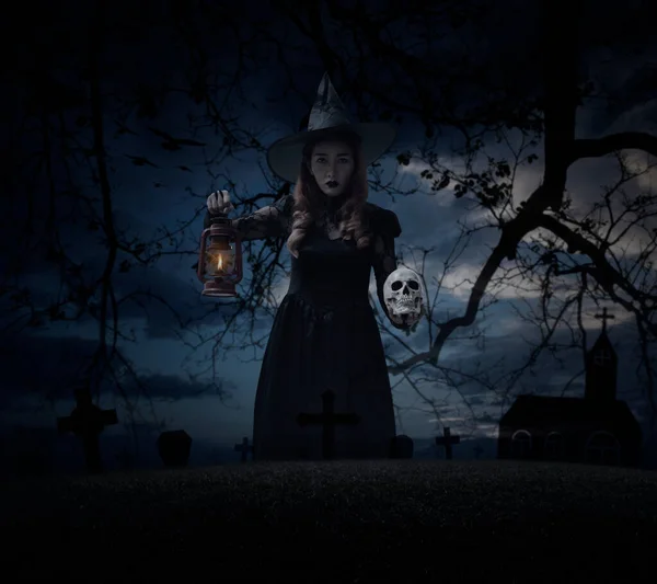 Bruxa Halloween Segurando Lâmpada Antiga Crânio Sobre Grama Árvore Morta — Fotografia de Stock