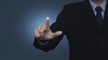 İşadamı mavi gradyan arkaplan üzerine e-öğrenme düz simgesi basıyor, iş çalışması online konsept