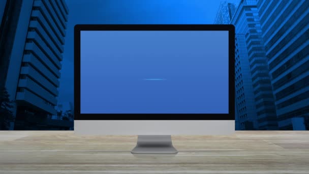 オフィスシティタワーと超高層ビル ビジネスリーガルサービスオンラインコンセプト上の木製のテーブルの上にデスクトップの現代のコンピュータモニター画面上の法律のフラットアイコン — ストック動画