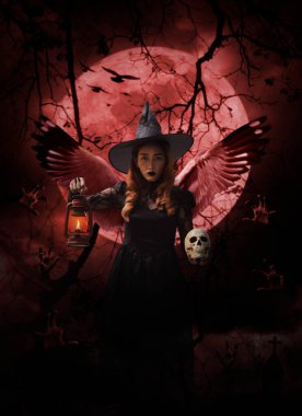 Kanatlı cadılar bayramı cadısı zombi eli, haç, kilise, karga, ölü ağaç, dolunay ve bulutlu gökyüzü üzerinde duran antik lamba ve kafatası, Cadılar Bayramı gizemi