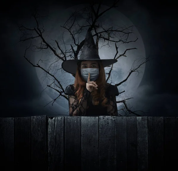 Czarownica Halloween Nosząca Medyczną Maskę Twarzy Pokazującą Znak Milczenia Palcem — Zdjęcie stockowe