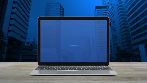 オフィスシティタワーや超高層ビルの木製テーブル上の現代のラップトップコンピュータモニタ画面上の法律フラットアイコン ビジネス法的サービスオンラインコンセプト — ストック動画