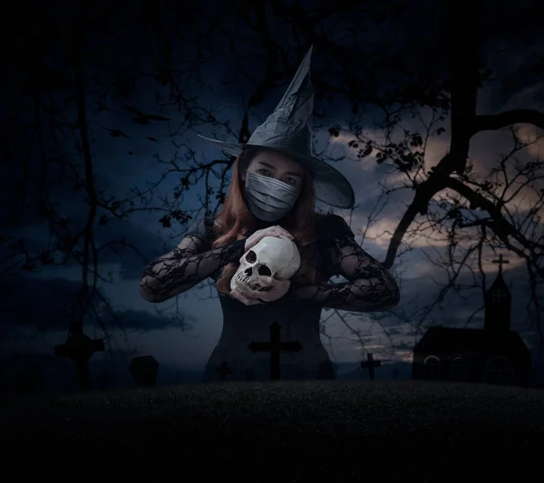 Halloween Boszorkány Visel Orvosi Arc Maszk Tartja Koponya Felett Álló — Stock Fotó