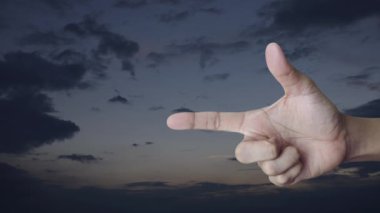 Gün batımı gökyüzü üzerinde anahtar alet düz simgesi ile el presleme servis düzeltme motosiklet, İş onarım motosiklet servis konsepti