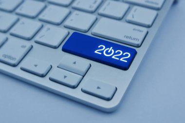 Modern bilgisayar klavyesinde işletme düz simgesini başlat, Mutlu yıllar 2022 online konsept
