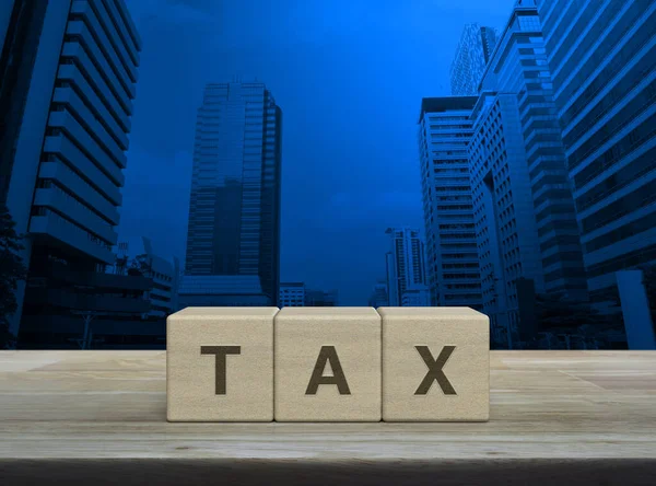 Carta Tax Cubos Bloco Mesa Madeira Sobre Torre Moderna Cidade — Fotografia de Stock