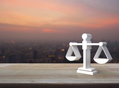 Sıcak gün batımında şehir manzarası bulanıklığı üzerine ahşap masa üzerinde 3D simge, iş hukuku hizmeti kavramı