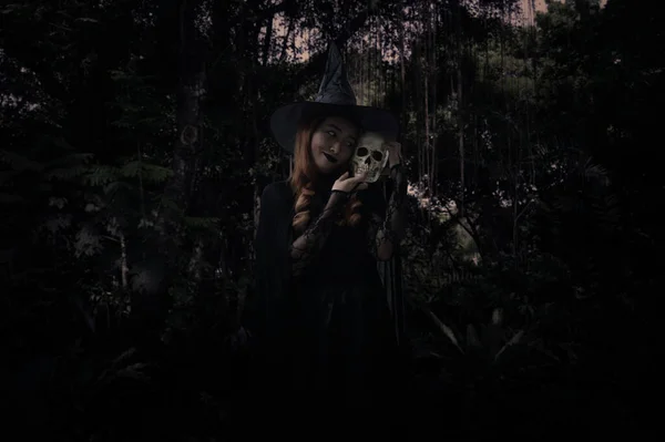 Cadılar Bayramı Cadısı Karanlık Orman Ağacın Üzerinde Kafatası Tutuyor Cadılar — Stok fotoğraf