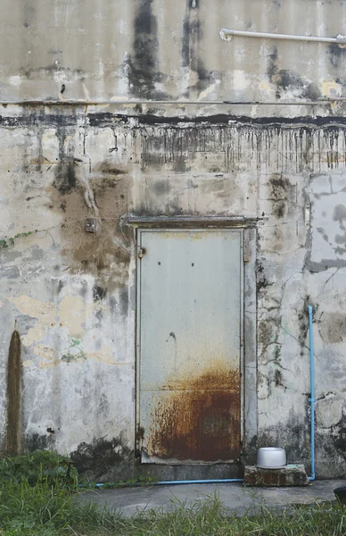 Vecchia porta in metallo con ruggine — Foto Stock