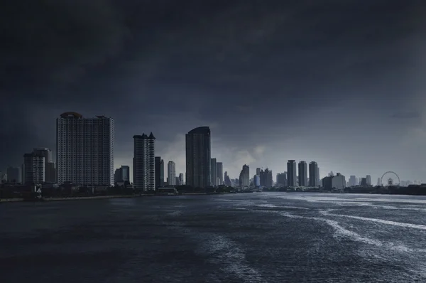 Chao Praya floden med en mörk stormig himmel — Stockfoto