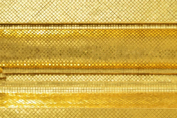 Золотая стена в Ват Пхра Кеу — стоковое фото