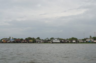 Bangkok riverfront köyde
