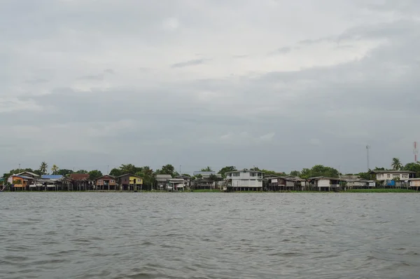 El pueblo frente al río en Bangkok — Foto de Stock