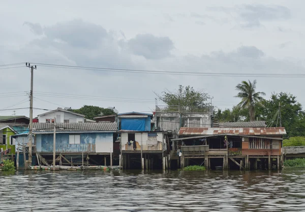 Bangkok nehir kenarında ev — Stok fotoğraf