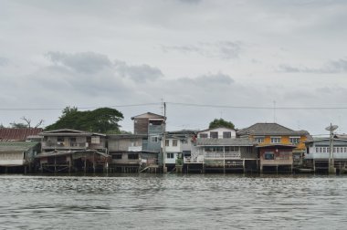 Bangkok nehir kenarında ev