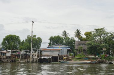 Bangkok nehir kenarında ev