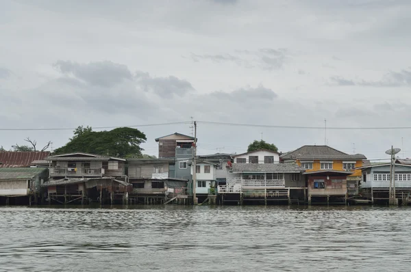 Bangkok nehir kenarında ev — Stok fotoğraf