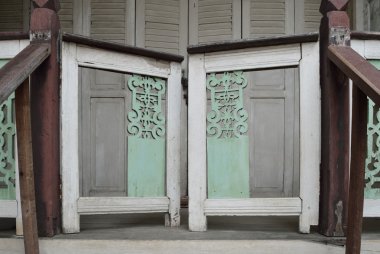 Tay tarzında evin küçük beyaz kapı