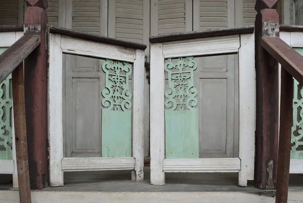 Tay tarzında evin küçük beyaz kapı