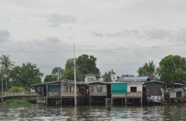 Bangkok nehir kenarında ev