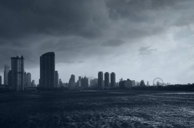 Chao Praya Nehri karanlık fırtınalı gökyüzü