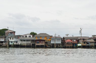 Bangkok nehir kenarında ev