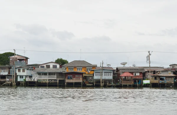 Bangkok nehir kenarında ev — Stok fotoğraf