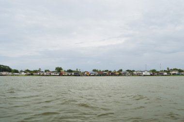 Bangkok nehir kenarında ev