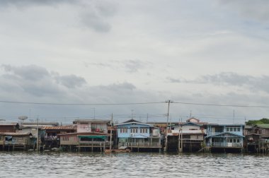 Bangkok nehir kenarında ev
