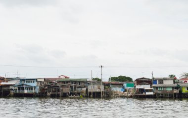 Bangkok nehir kenarında ev