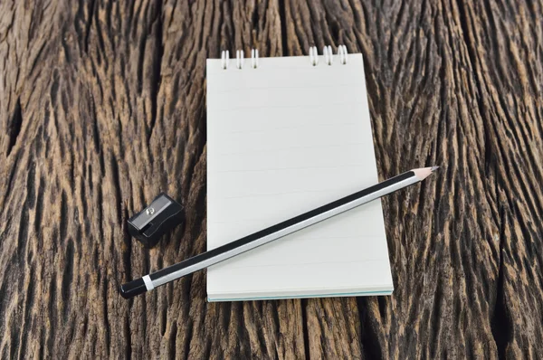 Пуста нотатка книги з дерева олівцем — стокове фото