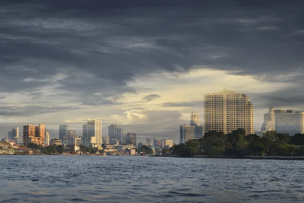 Bangkok stadsgezicht Modern gebouw rivier kant — Stockfoto
