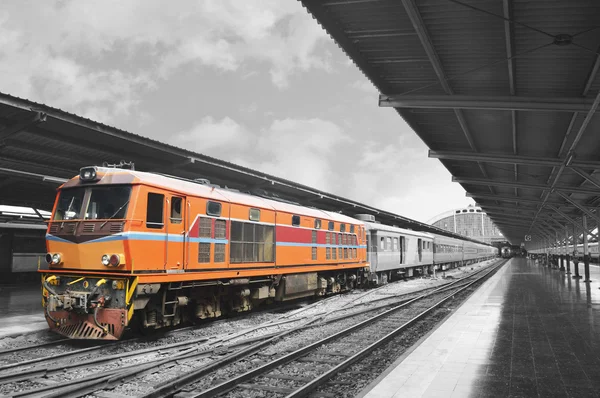 Oranžový vlak, černé a bílé pozadí — Stock fotografie