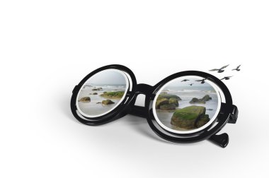 Güneş gözlüğü ile tropikal bir plaj ve uçan martılar